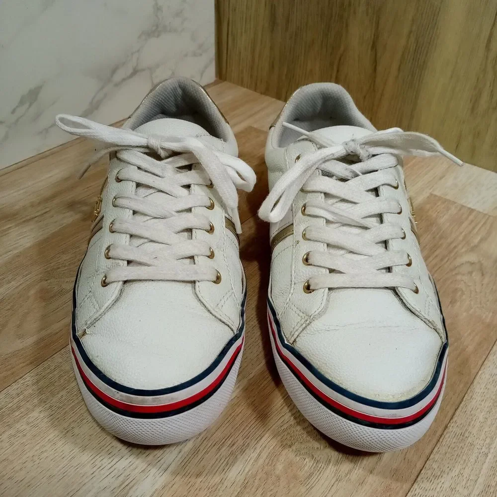 Tommy Hilfiger please zoom